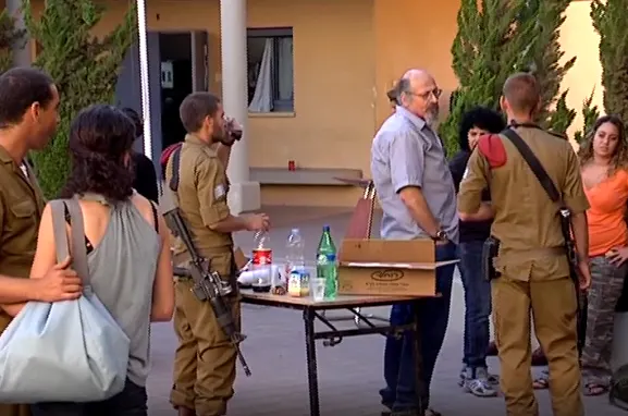 הורים ומשפחות מבקרים חיילים בבסיס צה''ל