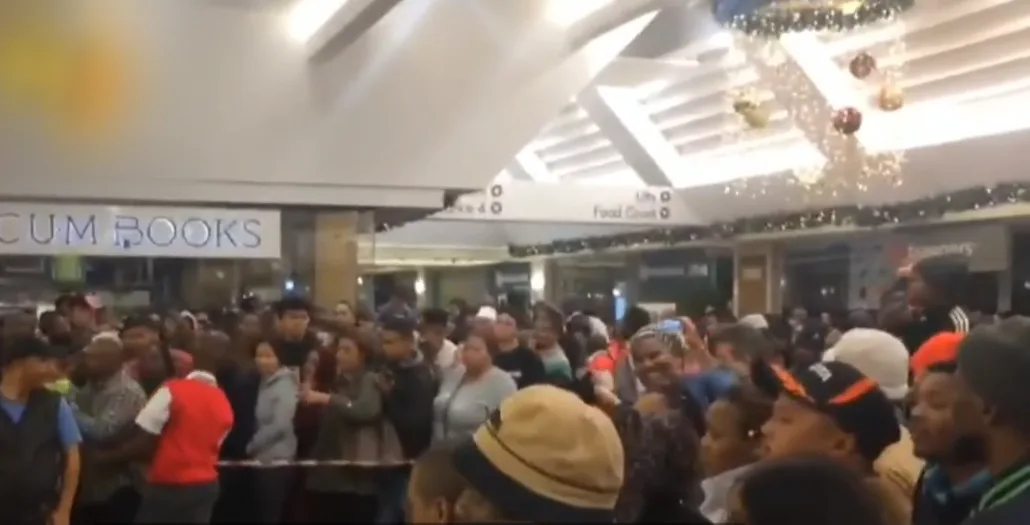 תור בכניסה לחנות ב''בלאק פריידי''
