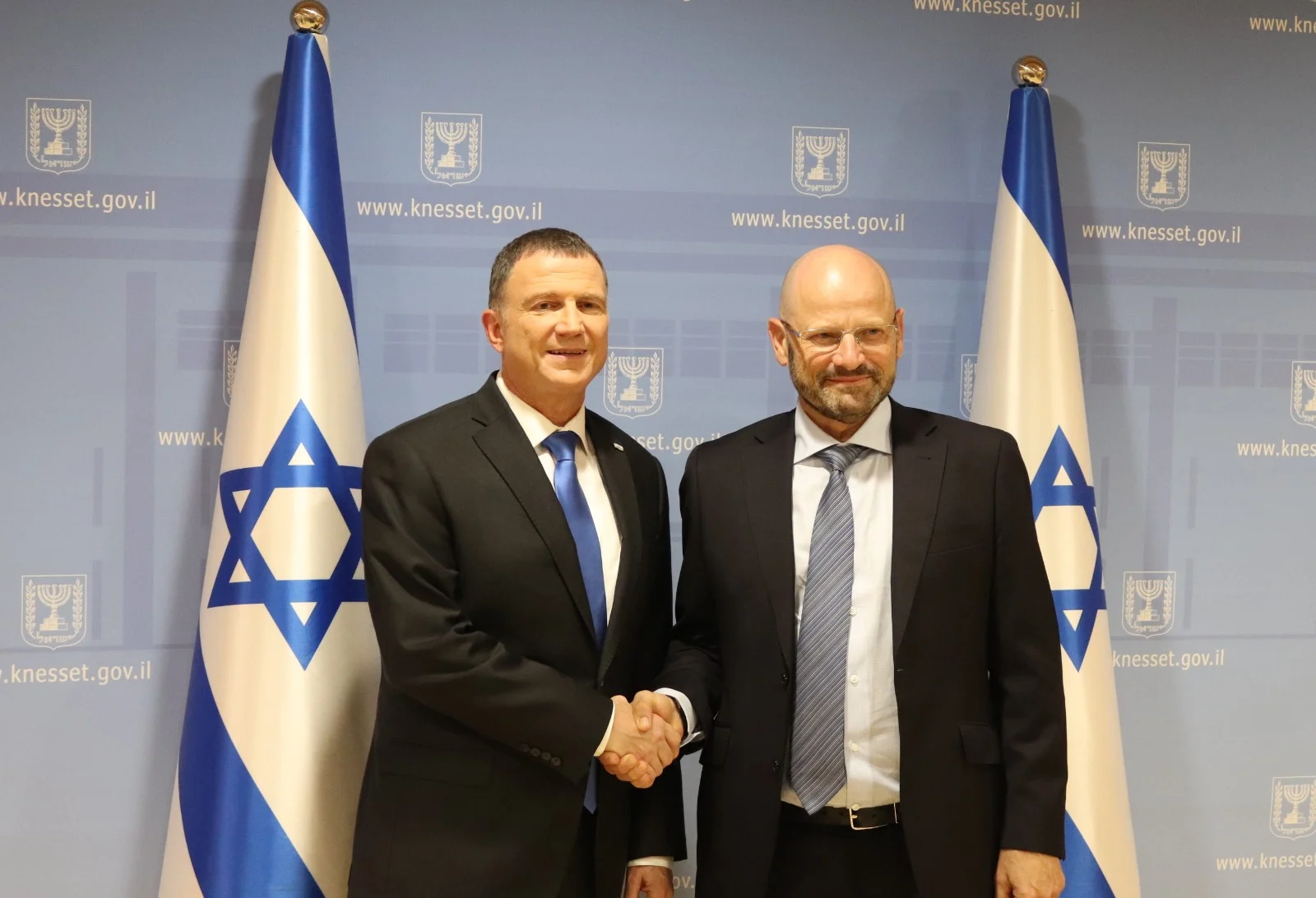 יו''ר הכנסת יולי אדלשטיין ויו''ר צוות המו''מ של כחול לבן יורם טורבוביץ'