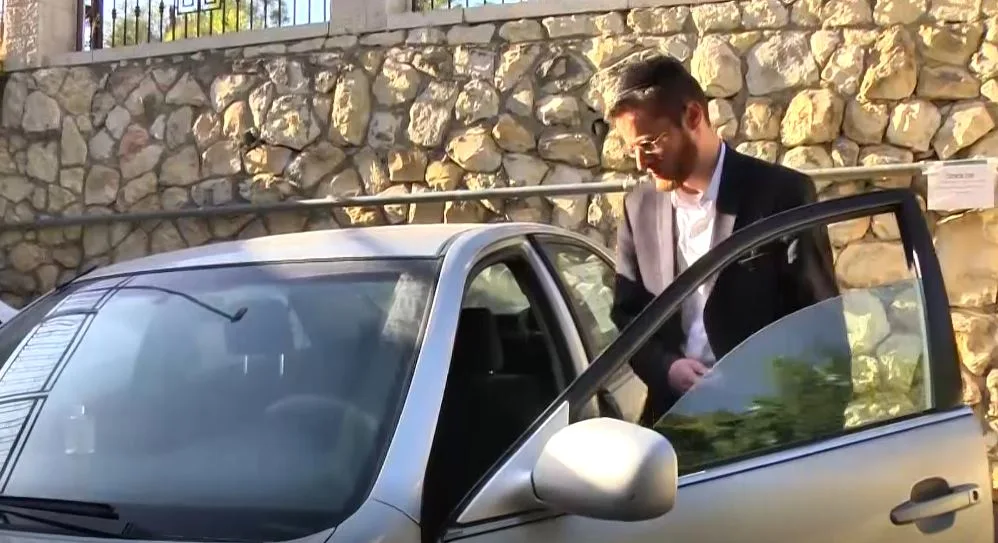 מנחם הנדלר, נעצר בידי המשטרה בחשד להסעה בתשלום