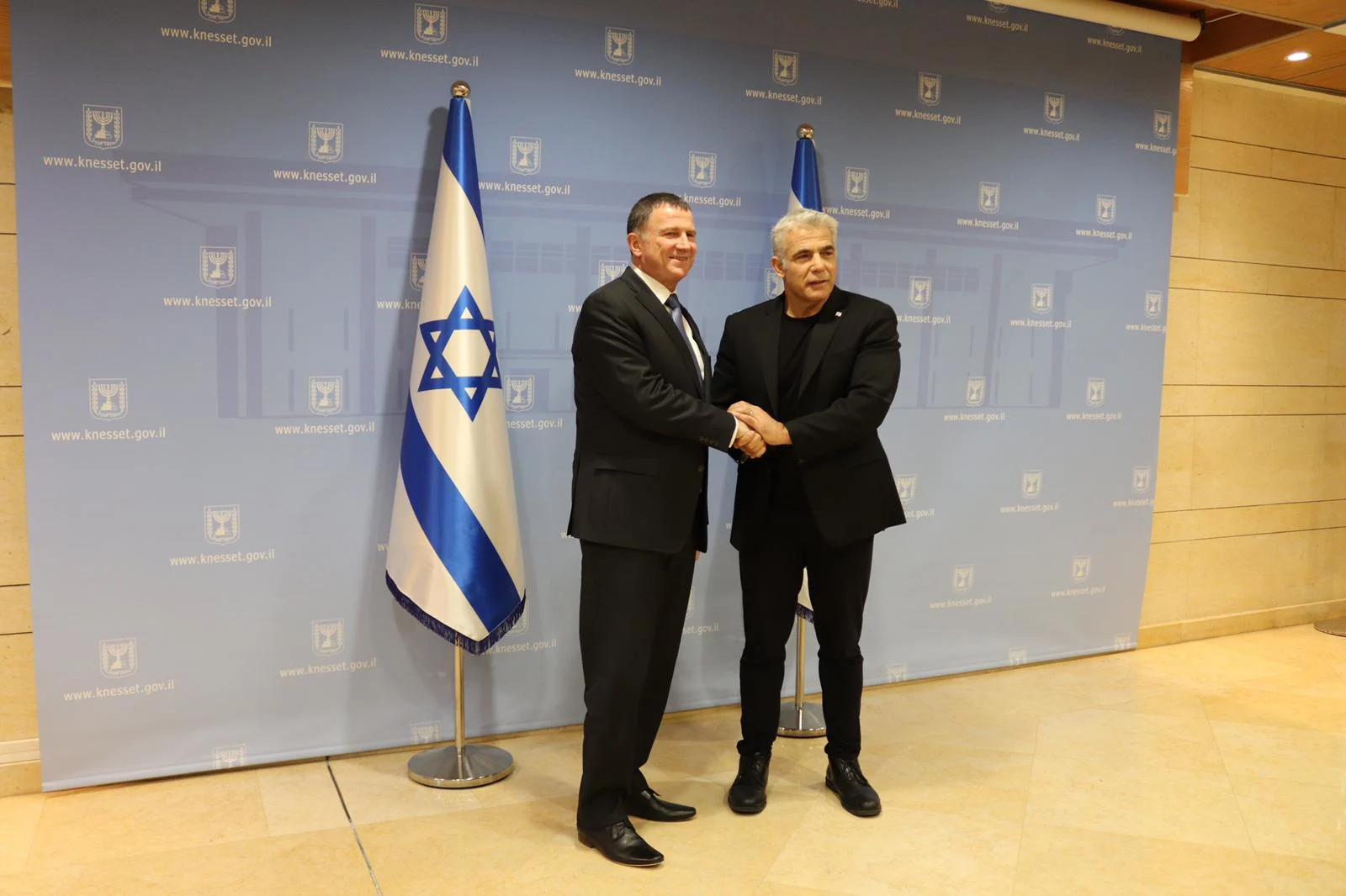 יאיר לפיד ויולי אדלשטיין לוחצים ידיים