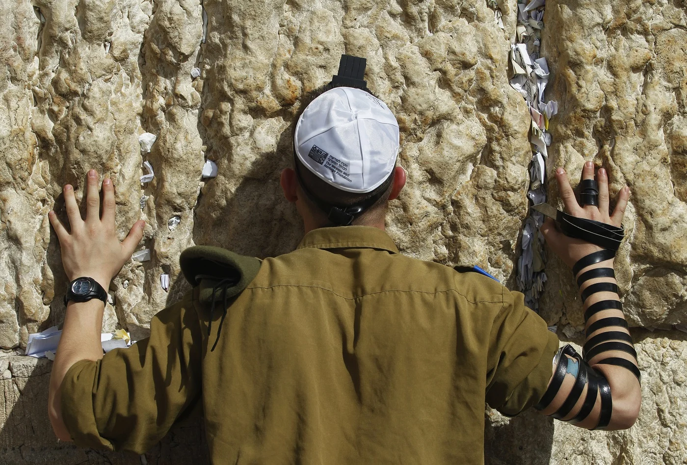 חייל מתפלל בכותל
