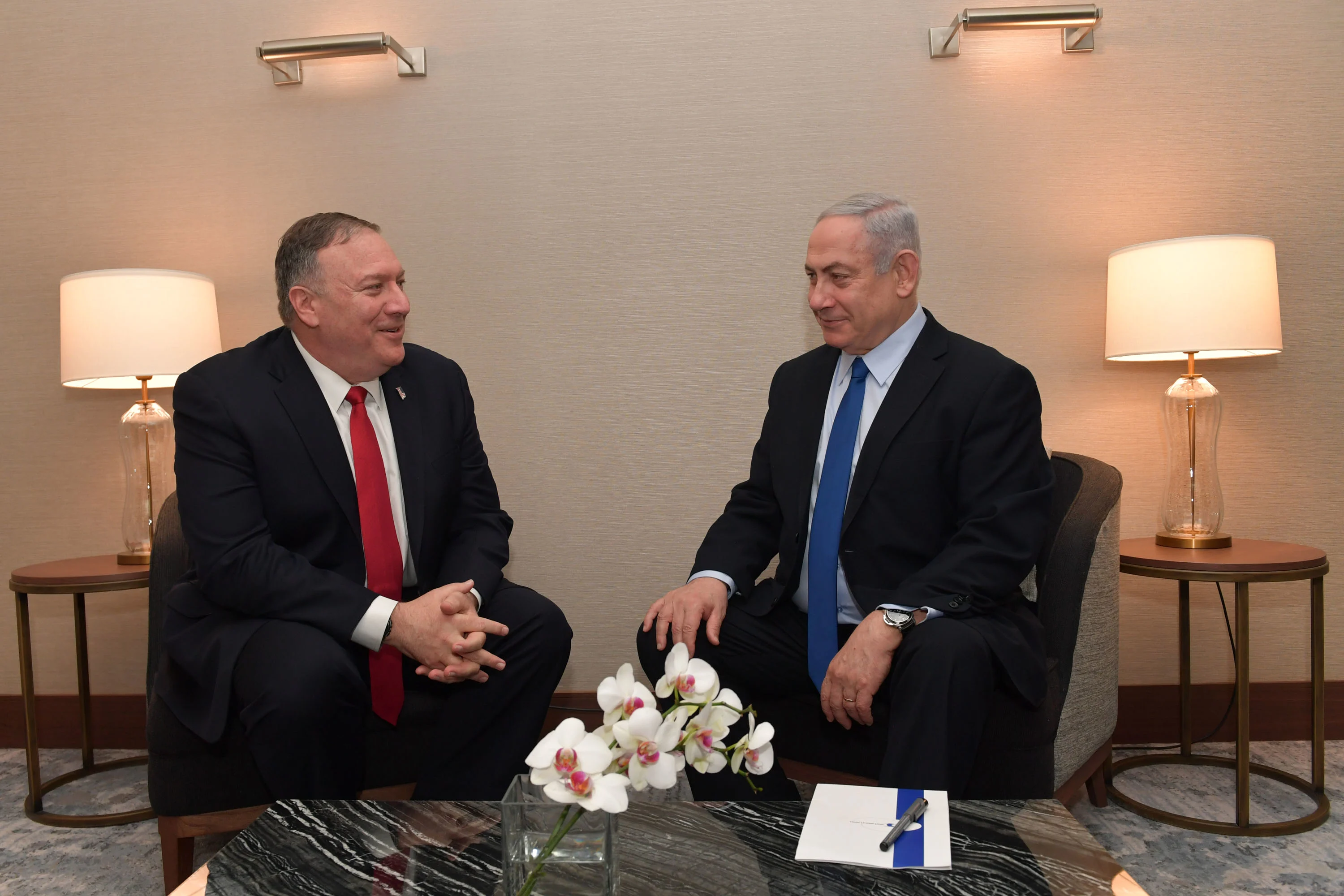 ראש הממשלה בנימין נתניהו עם מזכיר המדינה האמריקני מייק פומפאו בליסבון