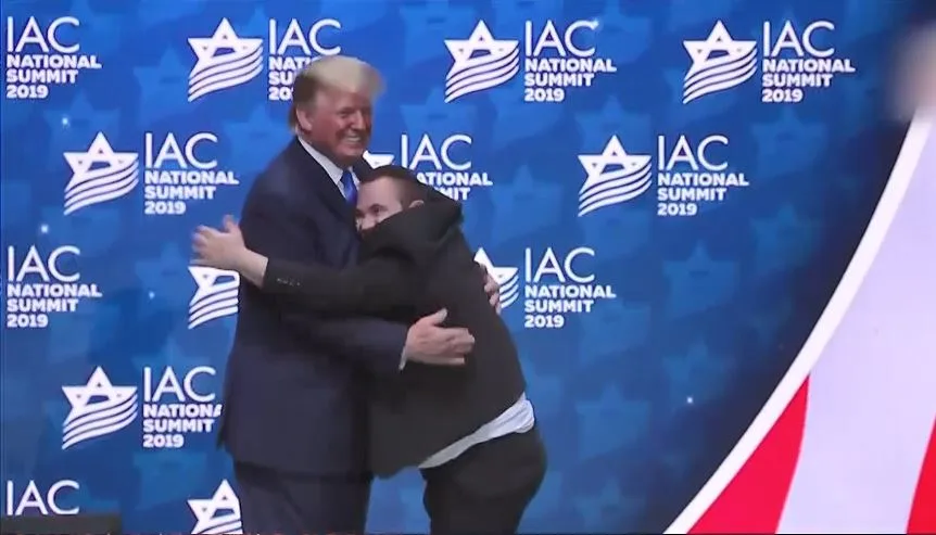 חבר להקת שלווה מחבק את דולנד טראמפ
