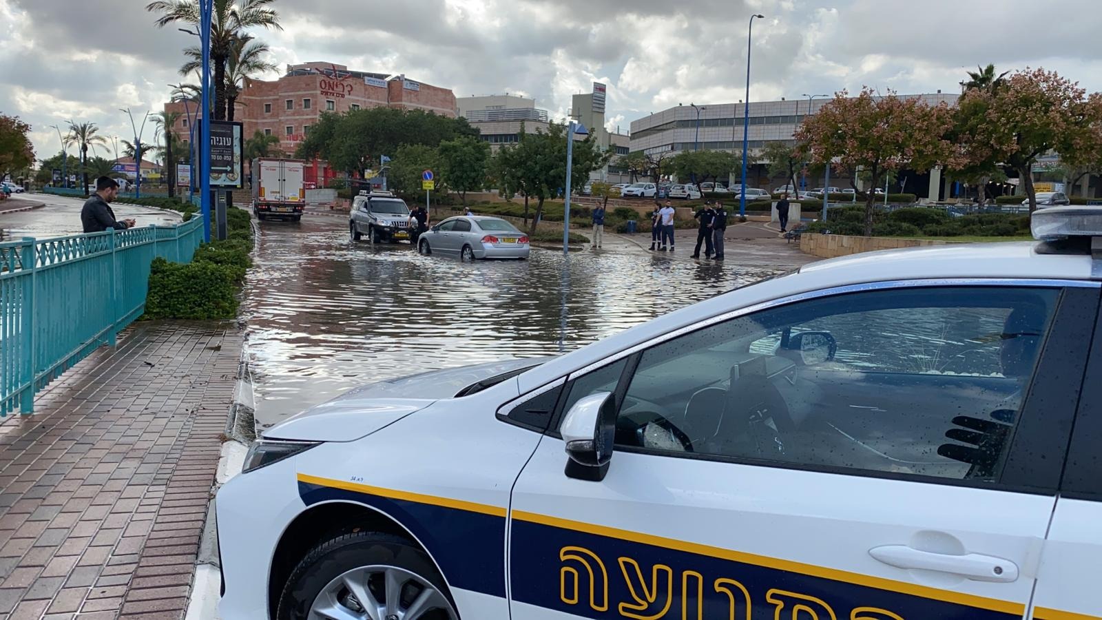 נהגים נתקעו בשלולית ענק וחולצו על ידי שוטרים ביבנה