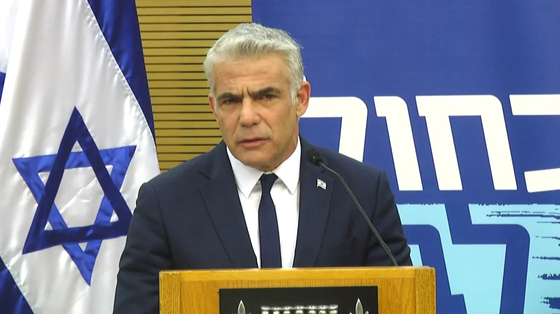 יאיר לפיד בישיבת סיעה של כחול לבן