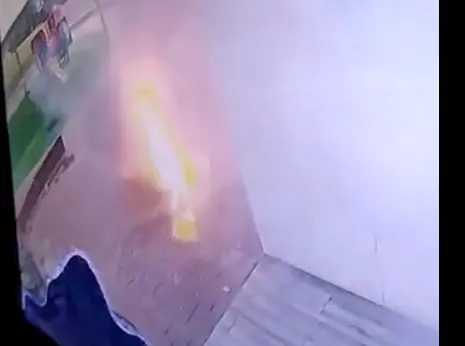 סוללת אופניים חשמליים שעלתה באש