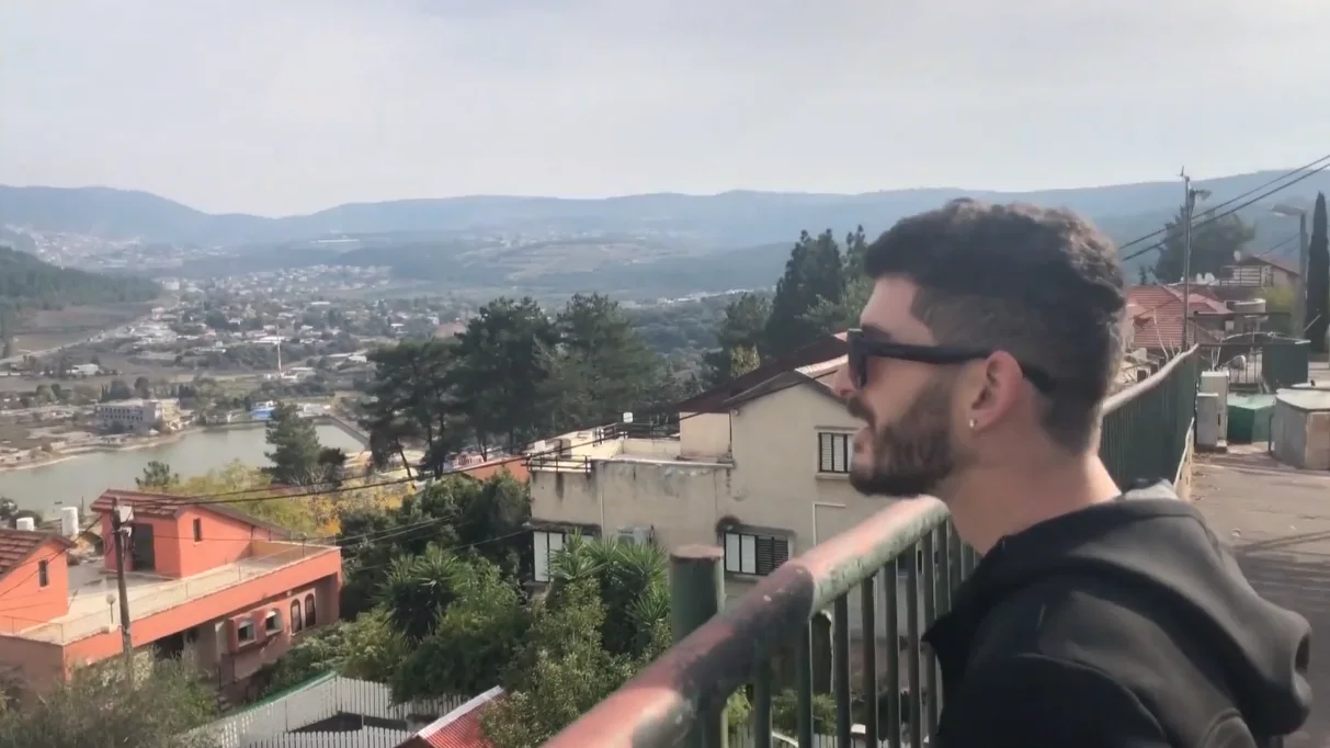 טירן בניאס, עיוור צבעים, מרכיב משקפיים המאפשרים לו לראשונה לראות צבעים
