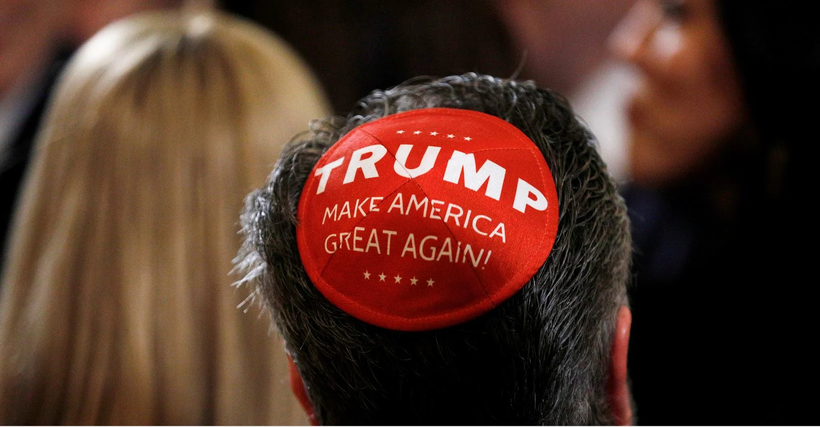 כיפה עם סיסמת הבחירות של דונלד טראמפ