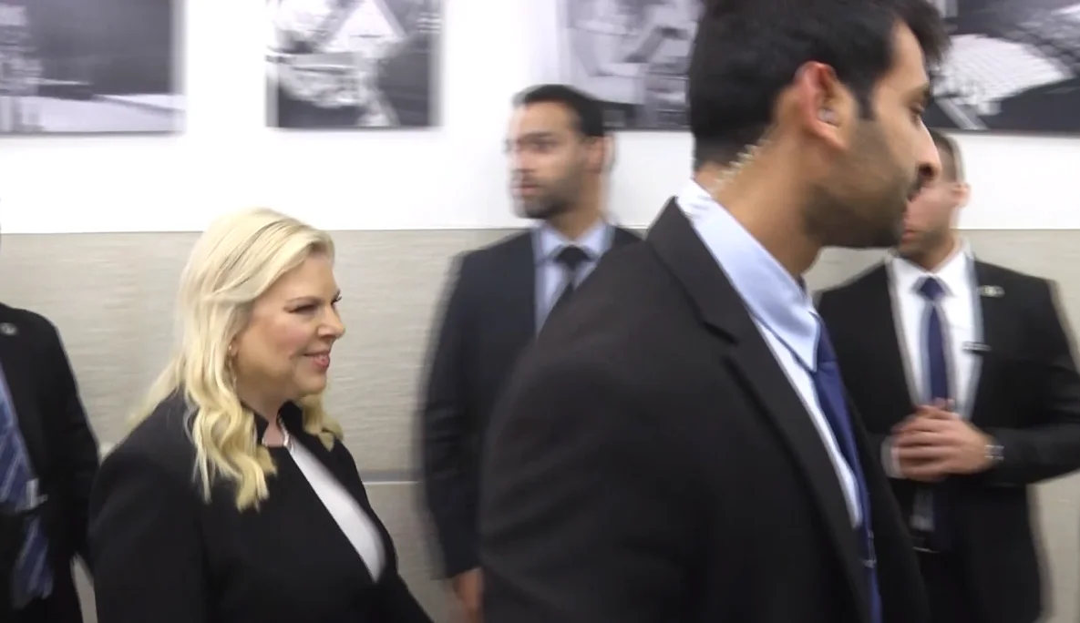 שרה נתניהו נכנסת לבית המשפט