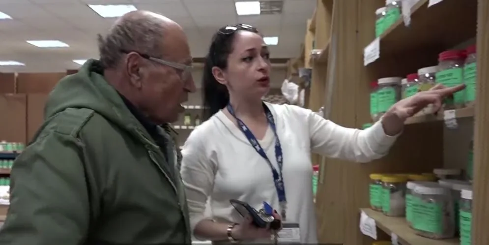 רוקחת של משרד הבריאות והמתחזה לרופא עקיבא זן-בר בביקורת של המשרד