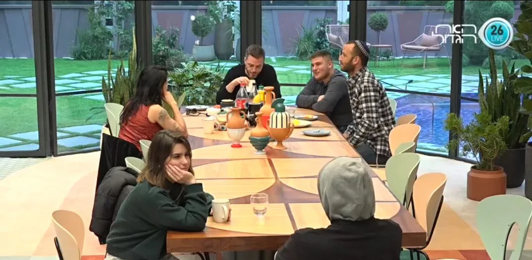 הדיירים משוחחים סביב השולחן