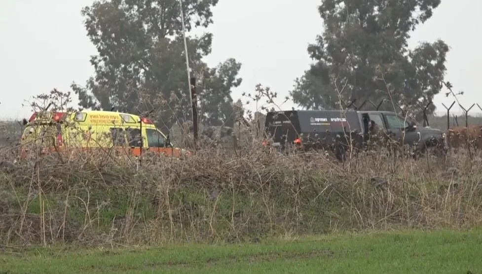 כוחות בטחון והצלה בזירה בה הילד נהרג מנפילת סוס