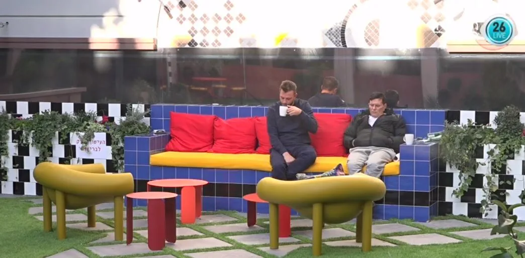 יוסי ורונן משוחחים בחצר