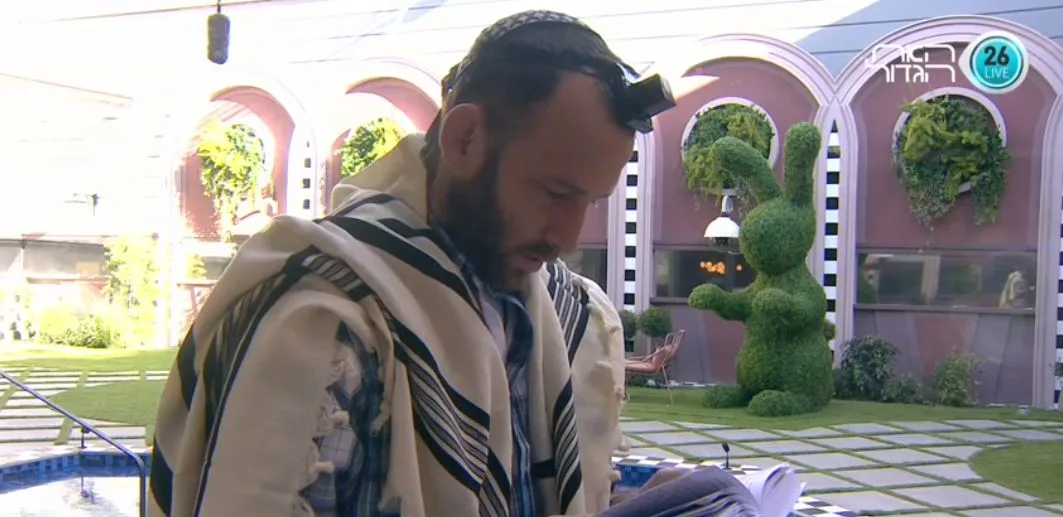 ניר מניח תפילין