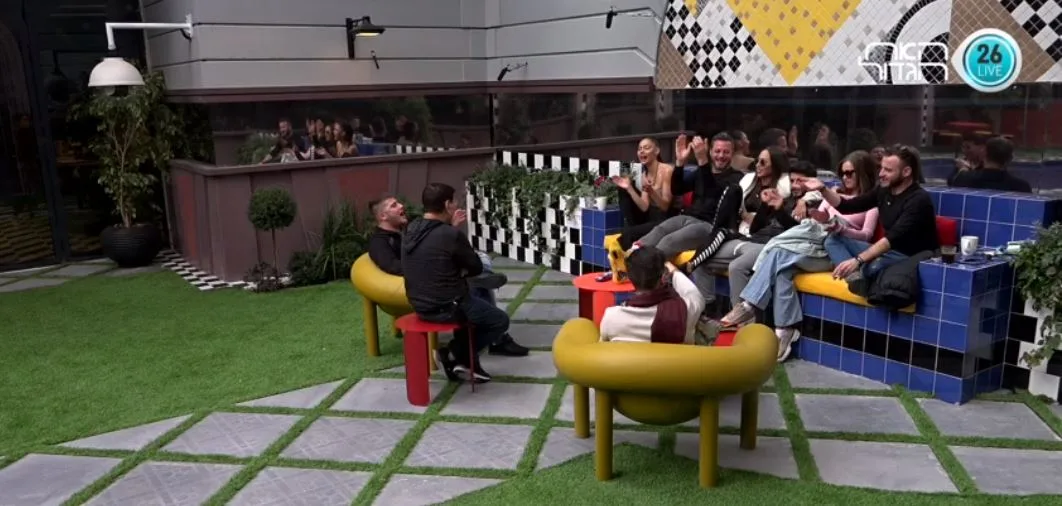 הדיירים שרים בחצר