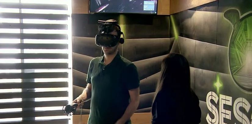 משקפי מציאות המדומה בעת משחק ''ביט סייבר''