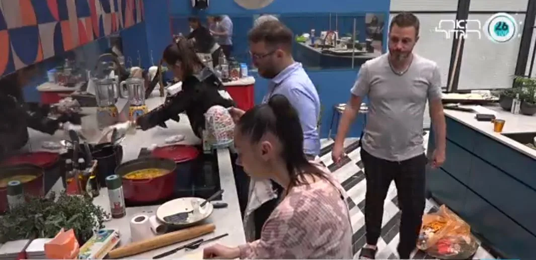 הדיירים מבשלים ארוחת ערב