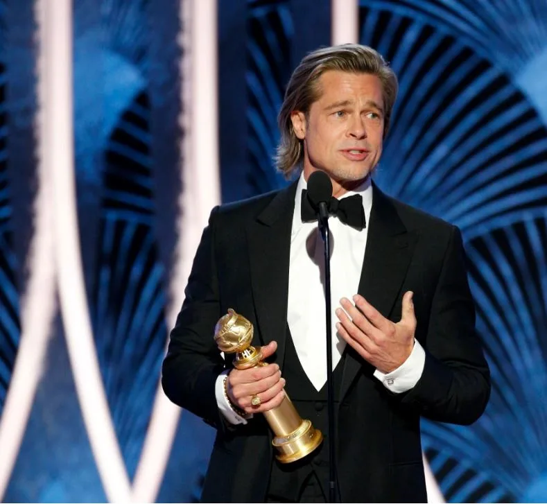 בראד פיט ברגע הזכייה בגלובוס הזהב 2020