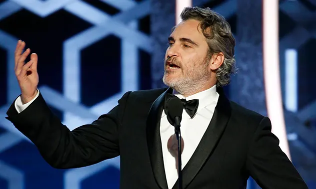 חואקין פיניקס ברגע הזכייה בגלובוס הזהב 2020