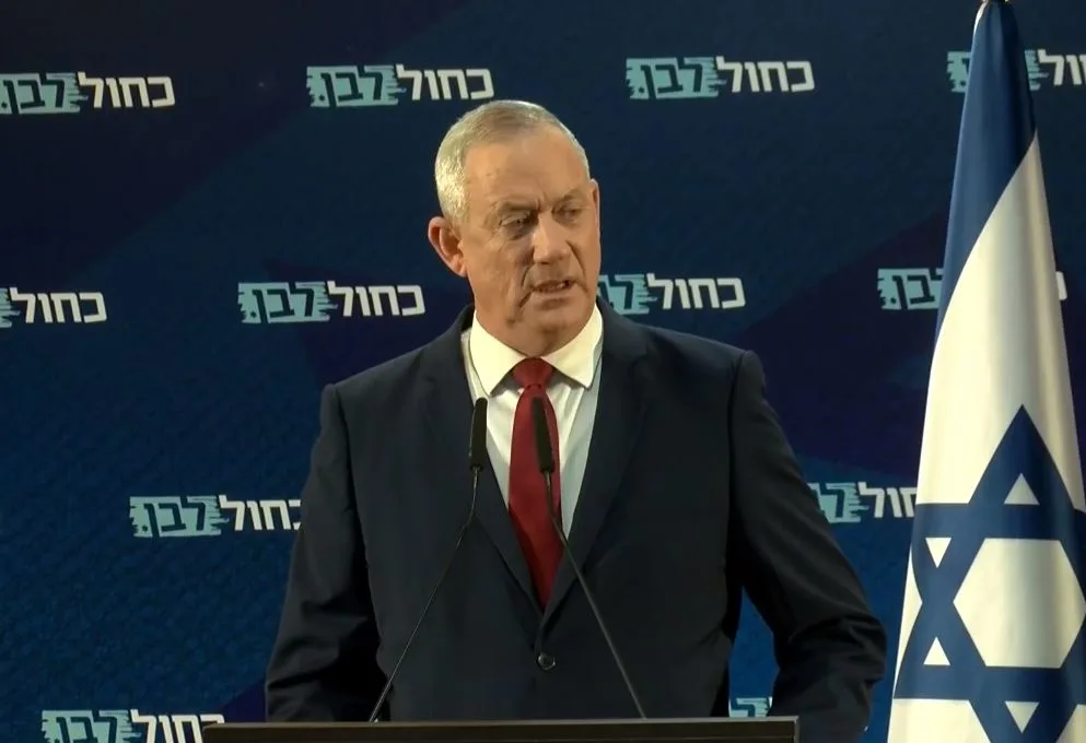 בני גנץ נואם בישיבת סיעת כחול לבן