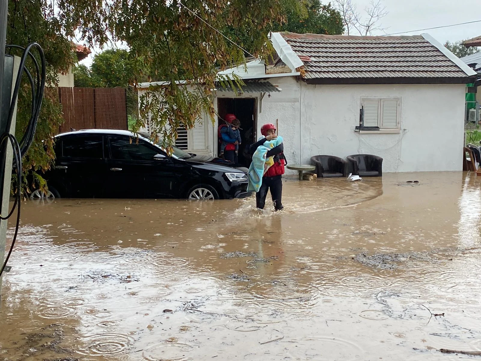 חילוץ תינוקת מהבית באמונים