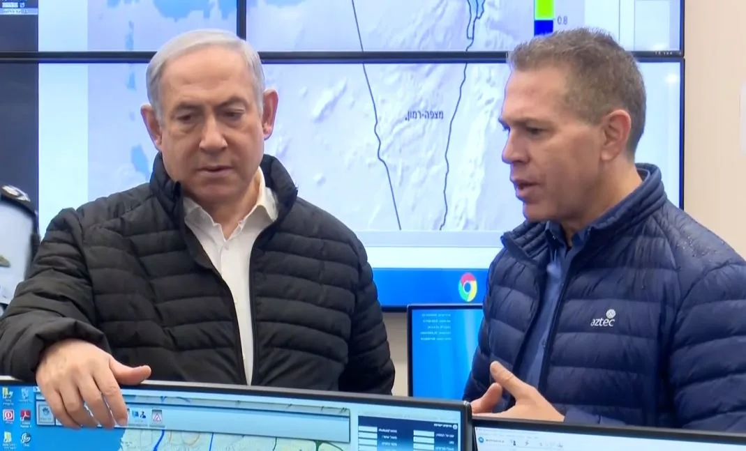 בנימין נתניהו וגלעד ארדן במרכז השליטה של אגף התנועה בבית דגן