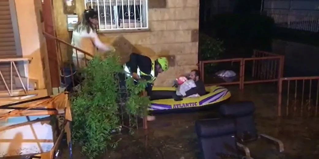 חילוץ משפחה מהצפה בנהריה