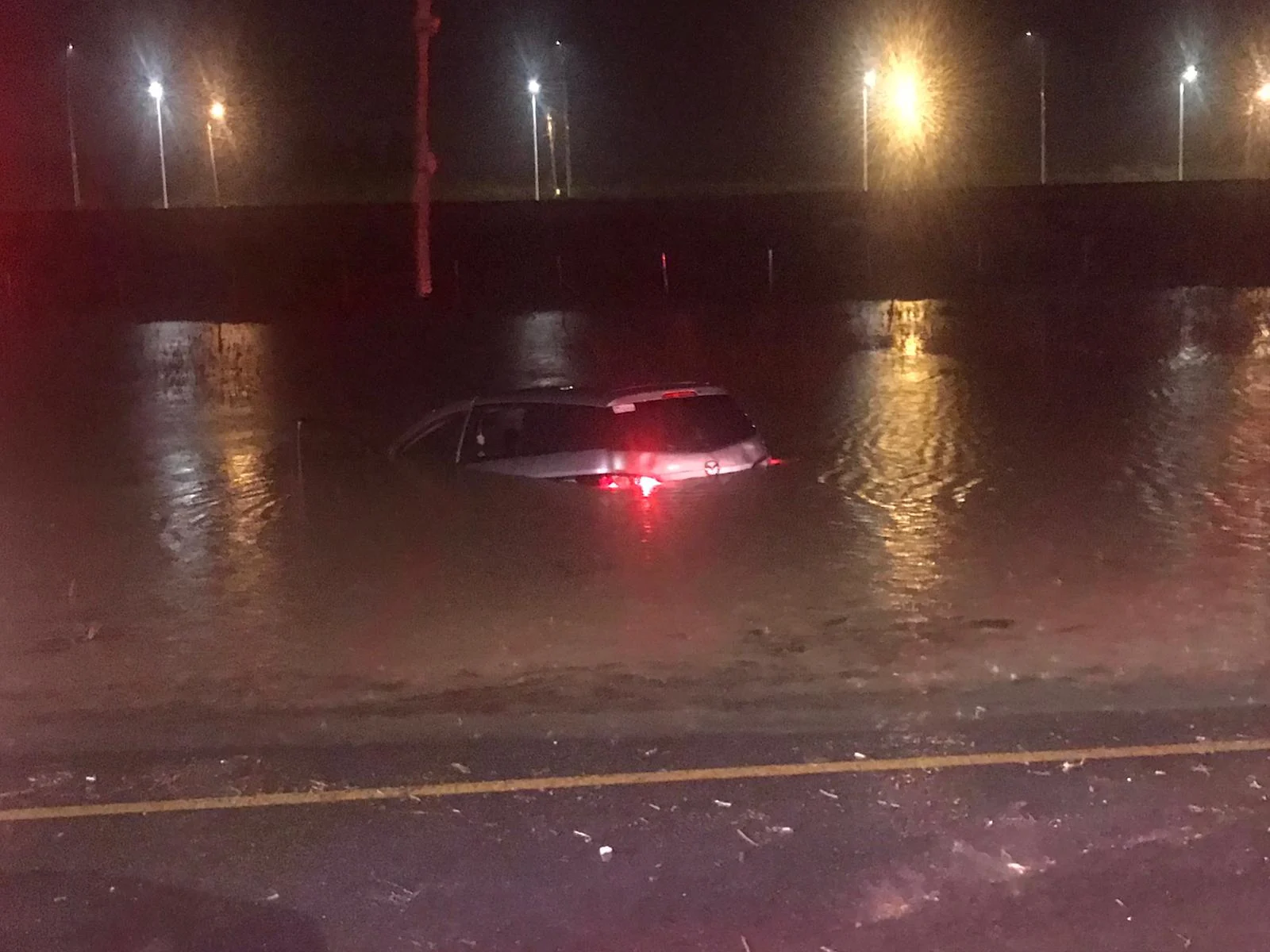 רכבו של האדם אשר נלכד ברכבו כתוצאה משיטפון בין באר גנים לניצן על כביש 4