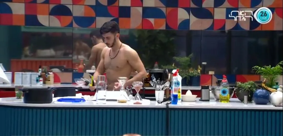 אדם עושה כלים