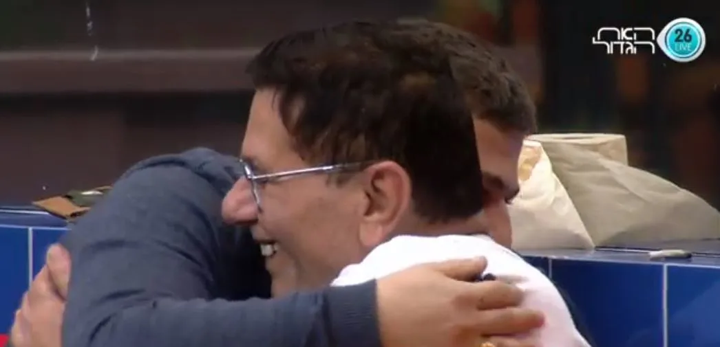 גדי ויוסי מתחבקים