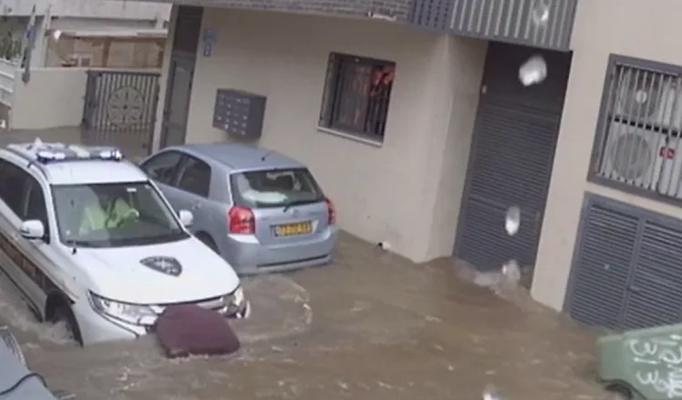 ניידת שיטור עירוני חולפת על פני הבניין ברחוב נדב 2