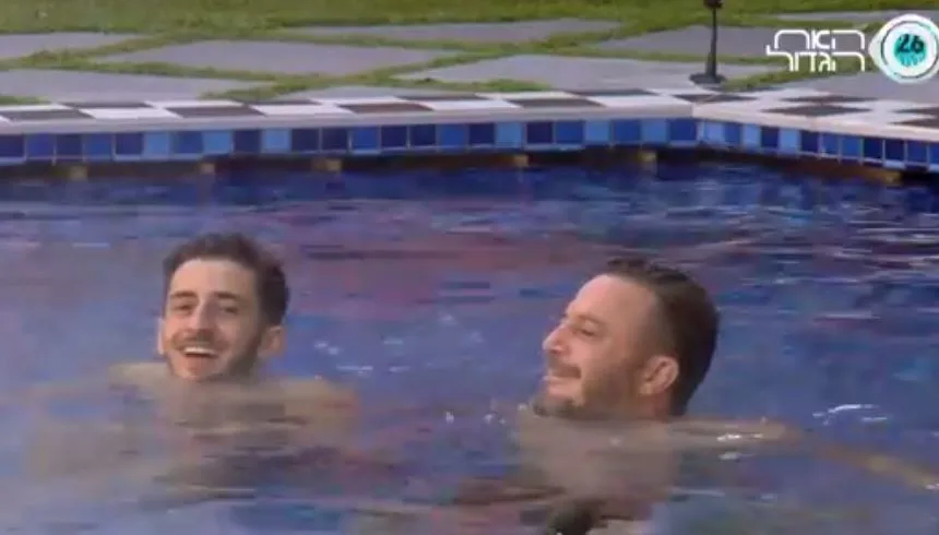 רונן ואדם בבריכה