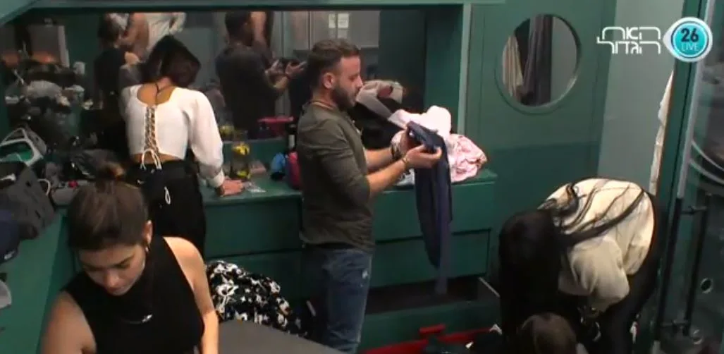 הדיירים אורזים מזוודות