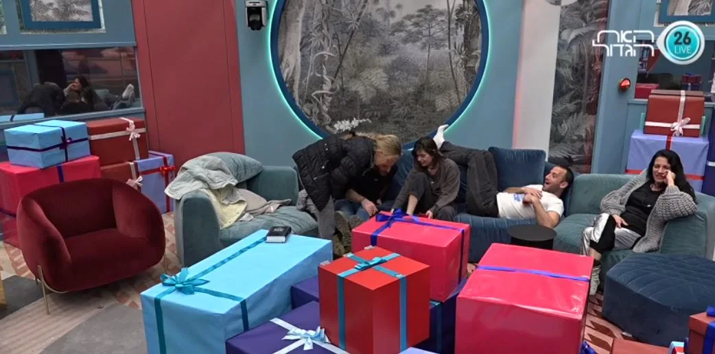 רות חושפת את אצבעותיה המחוברות