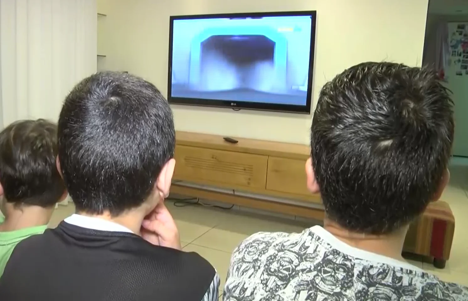 ילדים צופים בטלוויזיה