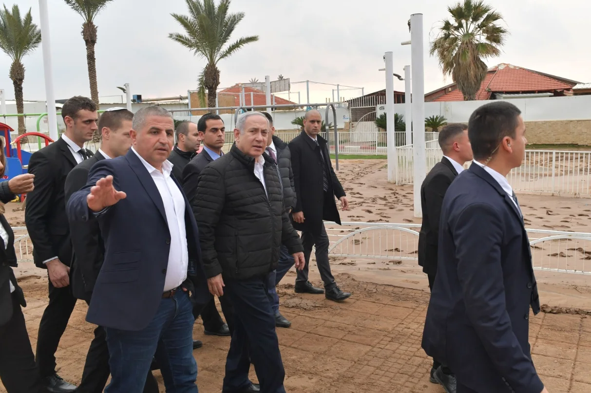ראש הממשלה בנימין נתניהו מסייר באזור השיטפונות בנהריה