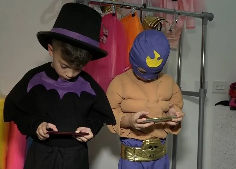 ילדים מחופשים לדמויות מהמשחק ''בראול סטארס'' משחקים בניידים