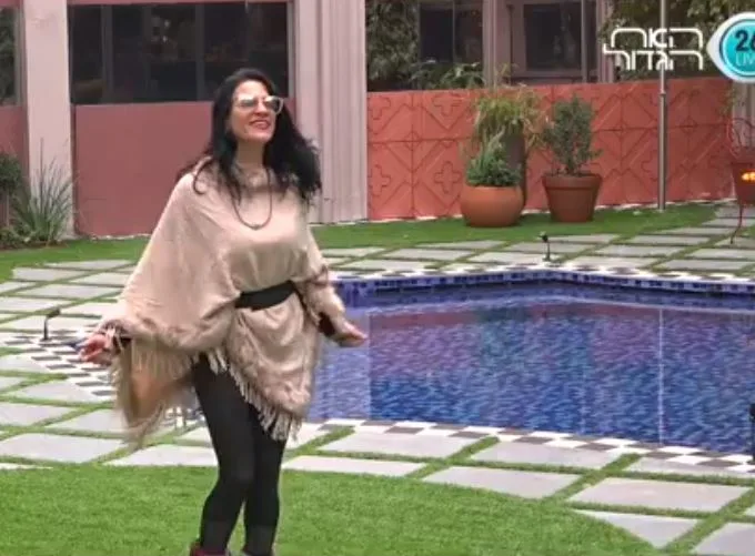 יעל רוקדת בחצר