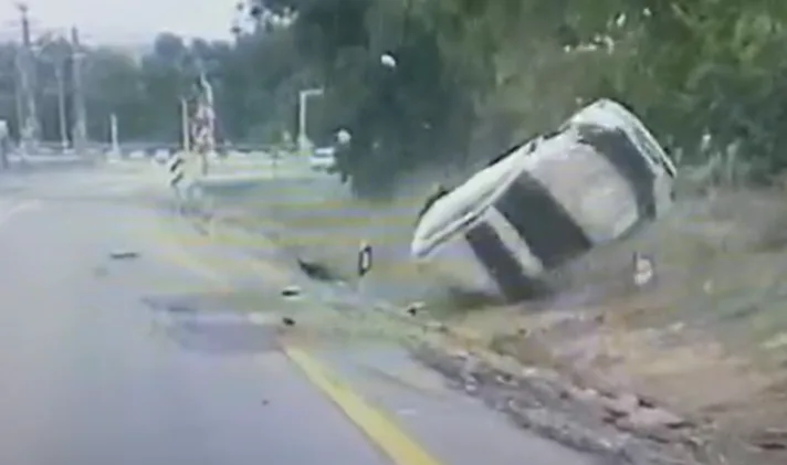 תיעוד התהפכות רכב בכביש 232