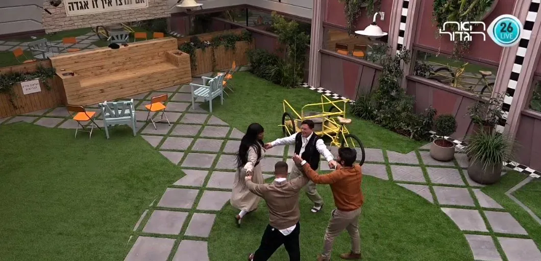 מנסים לשמור על חיוך