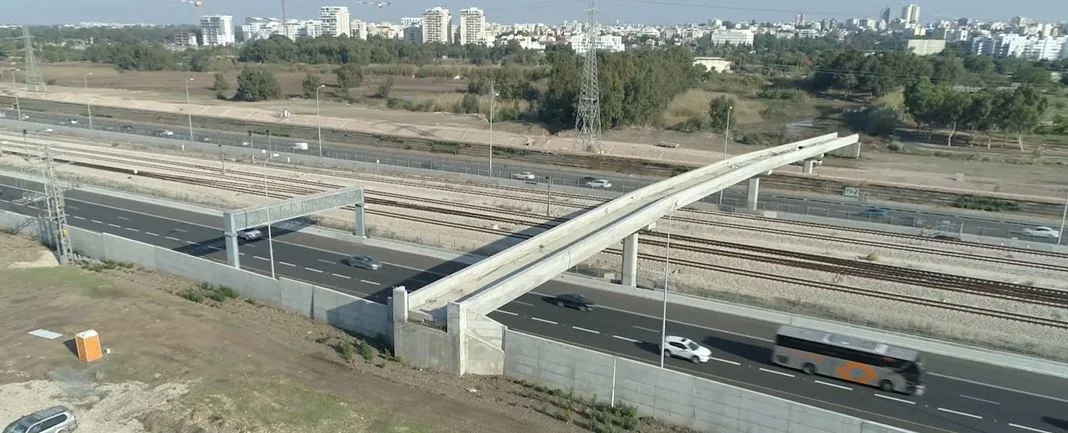 הגשר הנטוש מעל איילון
