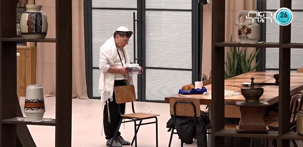 יוסי מניח תפילין