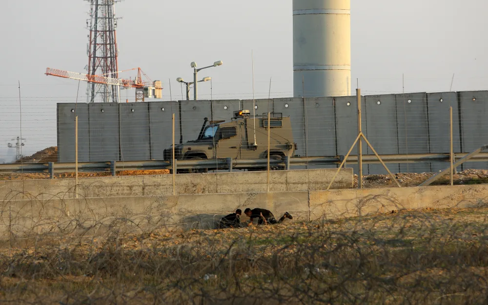 ג'יפ צה''ל על הגדר בעזה