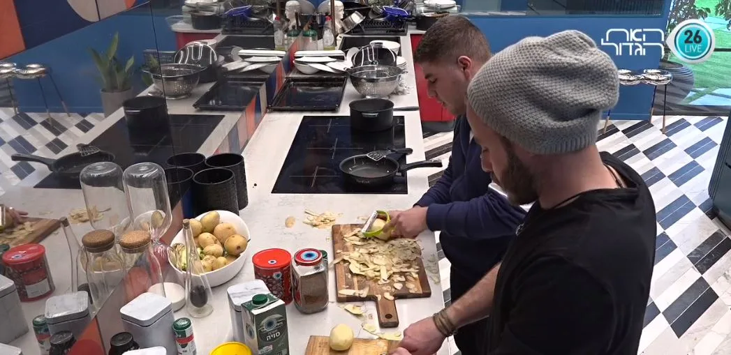 גדי ואסיף מקלפים תפוחי אדמה