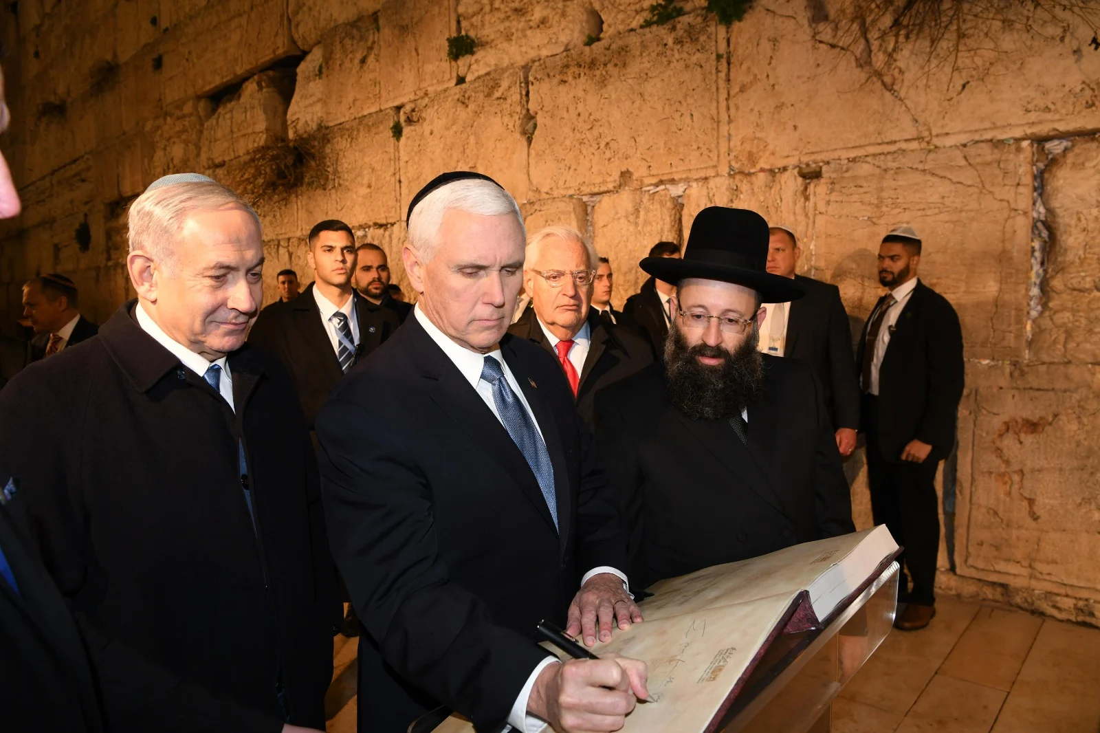 ראש הממשלה בנימין נתניהו ומיק פנס בביקור בכותל