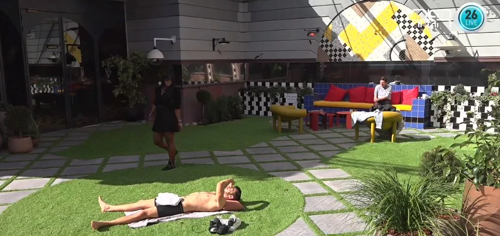 אדם ותקוה בחצר