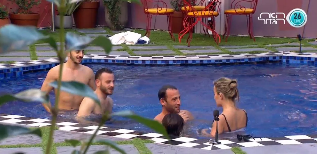 מבלים בבריכה