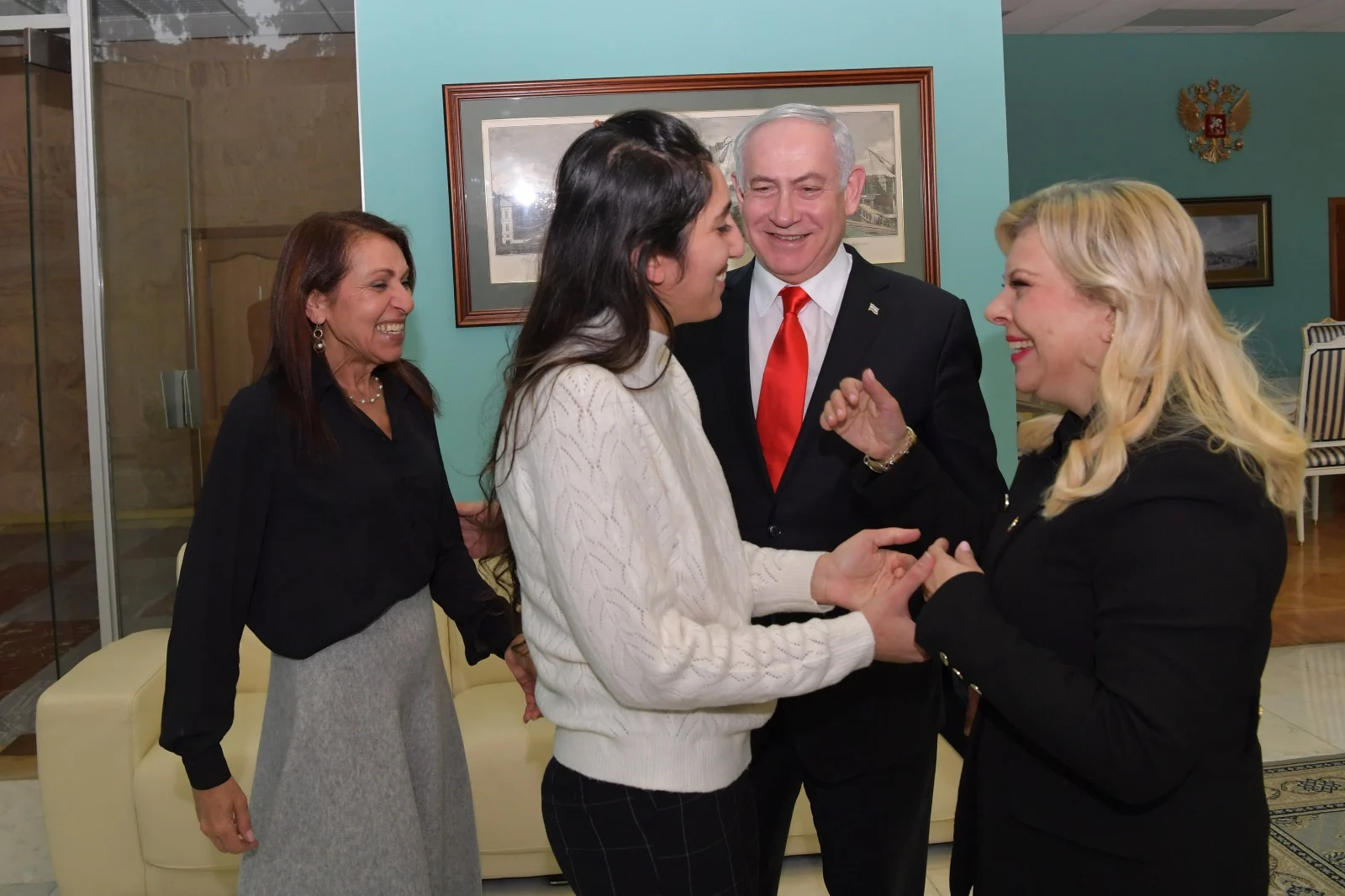 ראש הממשלה בנימין נתניהו ורעייתו בפגישה עם נעמה יששכר ואמה בשדה התעופה במוסקבה.
