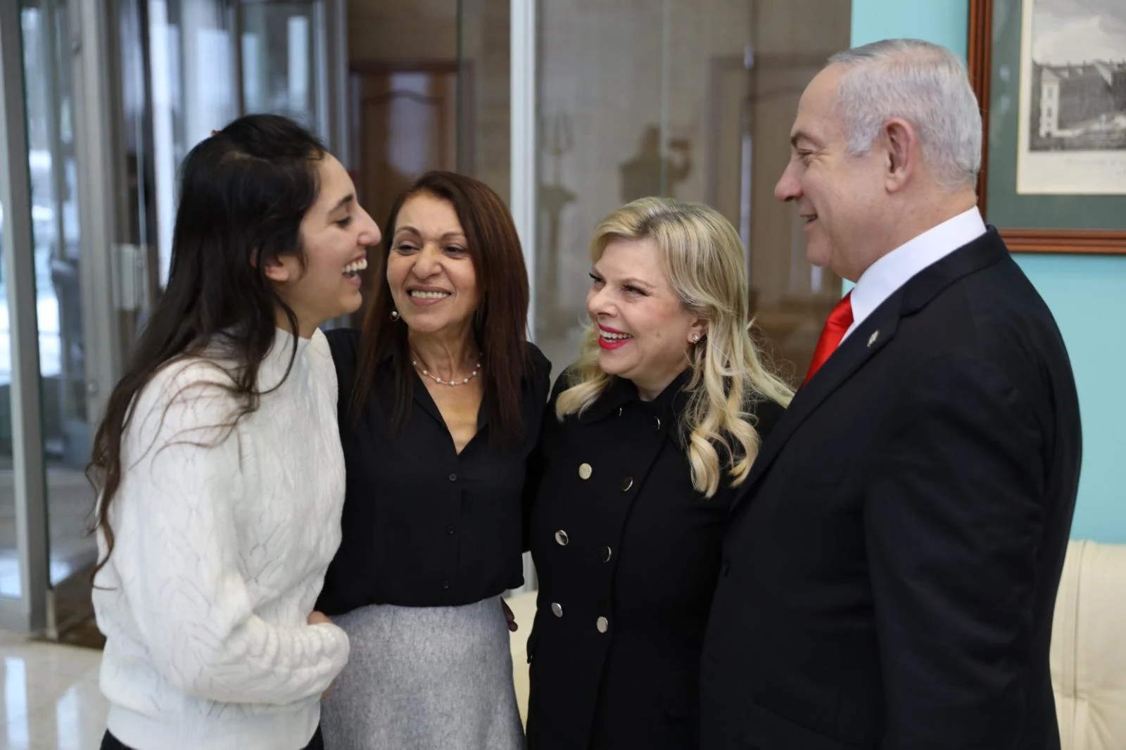 ראש הממשלה בנימין נתניהו ורעייתו בפגישה עם נעמה יששכר ואמה בשדה התעופה במוסקבה